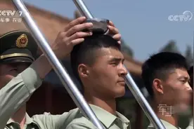 #军训日常#国旗护卫队进行身体稳定训练，战士们头顶一碗水站军姿视频封面