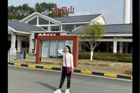 井冈山位于江西省吉安市是中国革命根据地，毛、朱井冈山会师之地