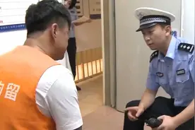 路虎大哥真牛X，撞了别人车直接闯红灯跑路