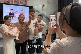 小盈盈穿上可爱的公主裙，和奶奶一起拍全家福，记录这个幸福时刻视频封面