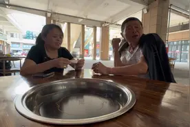 老大爷找曾媒婆帮忙介绍一个，谢媒钱2400，看有没有合适的！视频封面