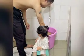 孩子爸给娃洗头，主打一个粗暴、快速！