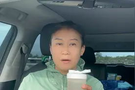 80岁大爷用轮椅推着老伴来这里疗养，现在老伴走路正常了，你信吗视频封面