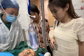 90岁爷爷换骨手术，亲朋好友在外焦急等候，手术成功终于能放心了视频封面