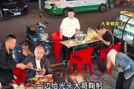 光头哥夹肉给跛脚男孩，男孩下跪感谢的瞬间，光头哥的反应泪目了视频封面
