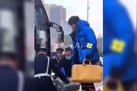 国乒从太原回北京 孙颖莎走错方向 王楚钦上错车 宝贝儿辛苦了！