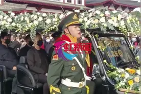 送他最后一程！袁隆平院士长沙安葬，白发爱人昔日送别一幕戳泪点视频封面