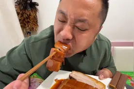 1斤大块五花肉，出锅软烂通红，配上一盆蘑菇酱，大哥吃的超满足视频封面