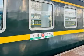 乘坐牡丹江开往广州的 T228次列车，带大家看一下硬卧车厢