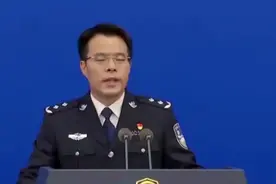 2025年老年代步车上路迎来“新转机”，交警:2种三四轮能上路视频封面