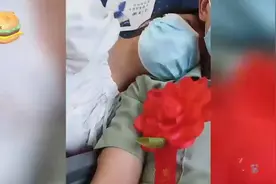 兵哥哥退伍返乡，高铁遇女生靠肩膀睡4小时，2人互加微信网友炸锅视频封面