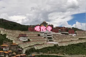 白玉县噶陀寺，著名的金刚道场，堪称宁玛派祖寺。