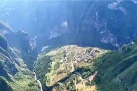 北有红旗渠，南有下庄村，现代传奇轶闻，催人泪下的故事。视频封面