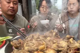 牛胸口肉切片腌制，铁板煎的满院飘香，一家人大口吃肉，真解馋