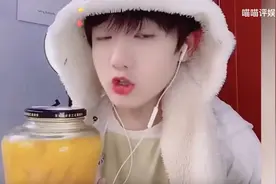 因吃桃被网友称为娘炮，吃个桃桃被官方封杀，最后彻底凉凉！视频封面