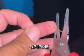 手指被鱼钩勾住，自己忍痛取出！十指连心，疼的我直哆嗦！视频封面