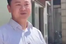 女童从6楼不慎坠落，两位90后扔掉手机伸出双手稳稳将孩接住视频封面