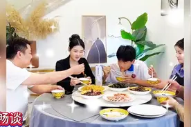 吃饭要等人到齐了一起吃，这是尊重，这是餐桌礼仪