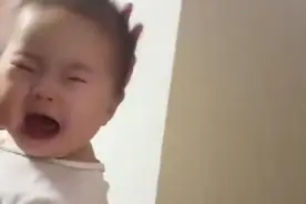 假装碰到宝宝头，宝宝反应各不相同，超有趣呢。视频封面