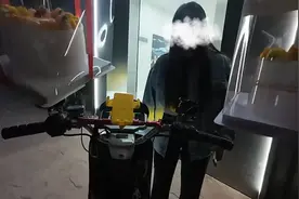 三层蛋糕是这样订的吗？骑手送到货被拒收，结果“急疯了”视频封面