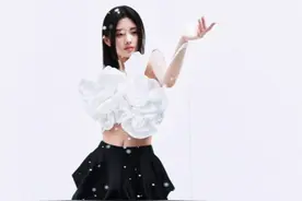 鞠婧祎新视Wonderland8月刊封面演绎时尚魅力感受张力无限