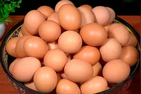 绝了！把鸡蛋放盐水中泡几天，煮熟后个个冒油太香了视频封面