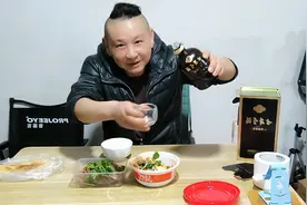 生命已经倒计时，光棍王律打工20年吃光用光，晚饭又喝了1瓶白酒
