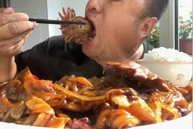 半斤肉皮3个鸡头炖粉条，大哥吃的香造的猛，看着过瘾又解馋视频封面