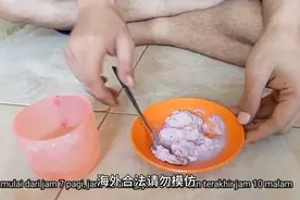 好心人收养被遗弃的小猴子