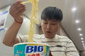 服务区里吃桶泡面，再加俩卤蛋更有仪式感…视频封面