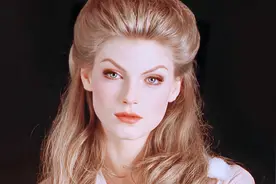 “ 狐 系 美 女 天 花 板 ”