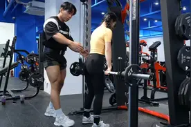 健身房里，情侣一起锻炼，甜蜜健身时光。