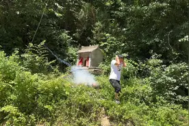 回到老家的第一件事，给土地爷放一副鞭炮，然后去邻居家吃了饭视频封面