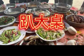 像八辈子没喝酒一样，喝醉回来就学龙叫让他给娃洗澡差点给娃扔了