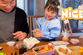 小妞在日本上学后第一次带便当，妞爸：日本妈妈们做便当很厉害视频封面