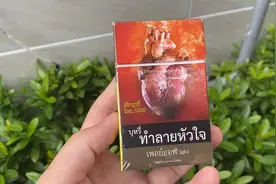 穿过胡同去芭提雅海滩，路边捡到一包烟，这里抽烟的人非常少视频封面
