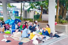 香港的菲佣有多少？街头看看，这些菲律宾人的生活是快乐还是心酸视频封面