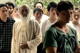 李小龙拜师叶问学习咏春，不料第一天就被师傅赶到墙角去站桩视频封面