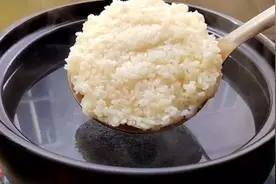剩米饭放进冰箱冷冻一晚，教你个神仙吃法，营养美味，养人又养胃视频封面