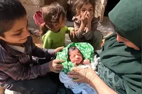 伊朗女人家中产下婴儿，小男孩难得的懂事，接生婆婆太有爱了