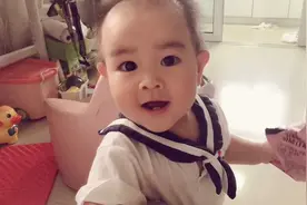 宝宝看到爸爸回来，激动的都会走路了，摇摇晃晃奔向爸爸太感人了视频封面