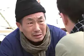 老爷子贪便宜买了个大铜球  不料砸开后竟当场傻眼了视频封面