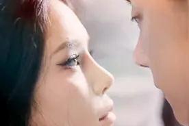 男孩因为太爱女孩了，竟甘愿为她做15年校霸，只为了能默默保护她视频封面