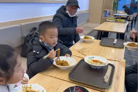 一大家人坐飞机来海南，登机前出了点小插曲，仍然掩饰不住的兴奋视频封面