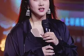 舞台上的动人歌声，闪耀的耳环，黑色长裙，完美演绎！🎤✨