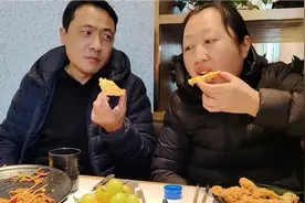 老公请老婆吃自助，老婆高兴的像孩子，看见美食没忍住又吃撑了视频封面