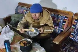 骑行青藏高原每天零下十几度，今天住进有开水的道班卤鸡腿吃