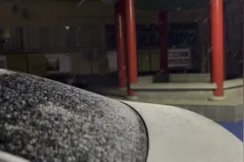 轻柔的小雪花飘飘悠悠地落下来。渐渐地，小雪花变大了，变厚了，