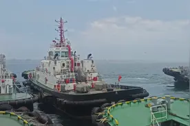 6000-8000大马力拖轮离码头，协助40万吨大船🚢进港。视频封面