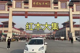 河北大城县红木大集，各种红木家具摆地摊售卖，电商批发基地！